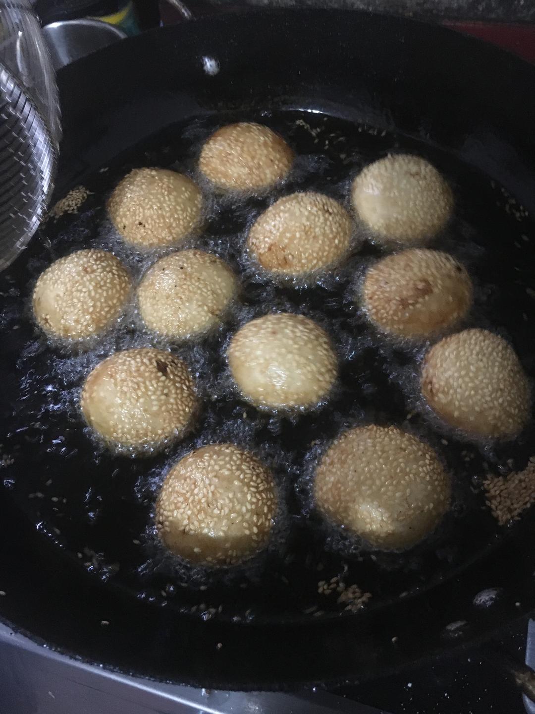 大概70～80度把面揉成一个个团子包上红豆沙,粘上白芝麻,放锅里炸