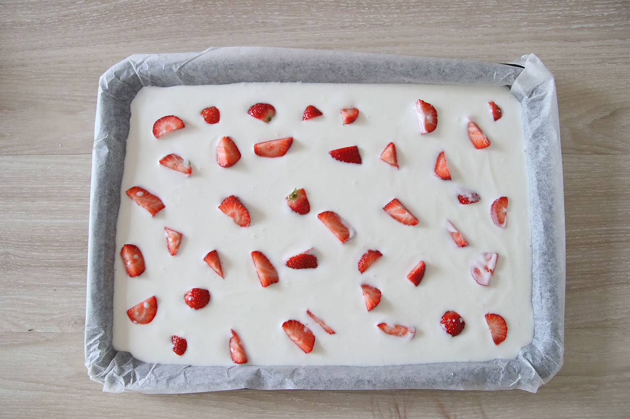 草莓酸奶块的做法 步骤2