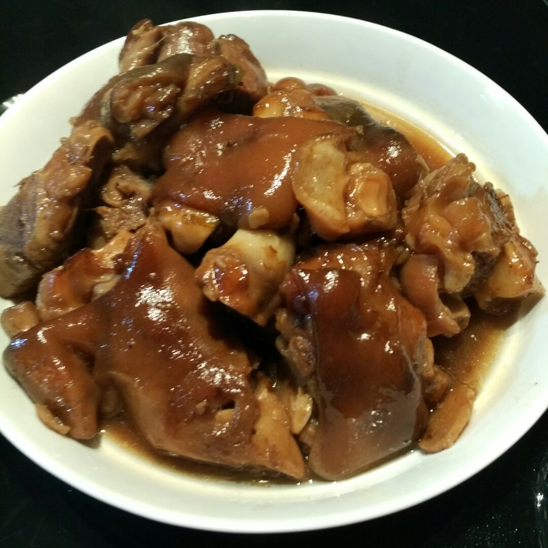 美味的家常菜：红烧猪蹄