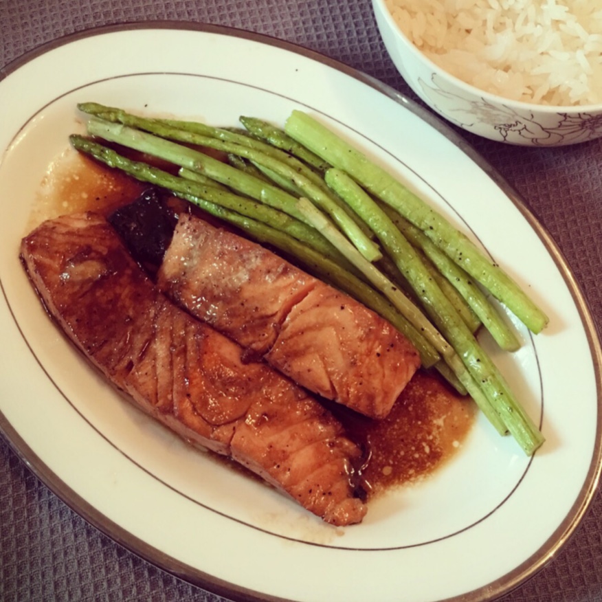 照烧三文鱼配煎芦笋