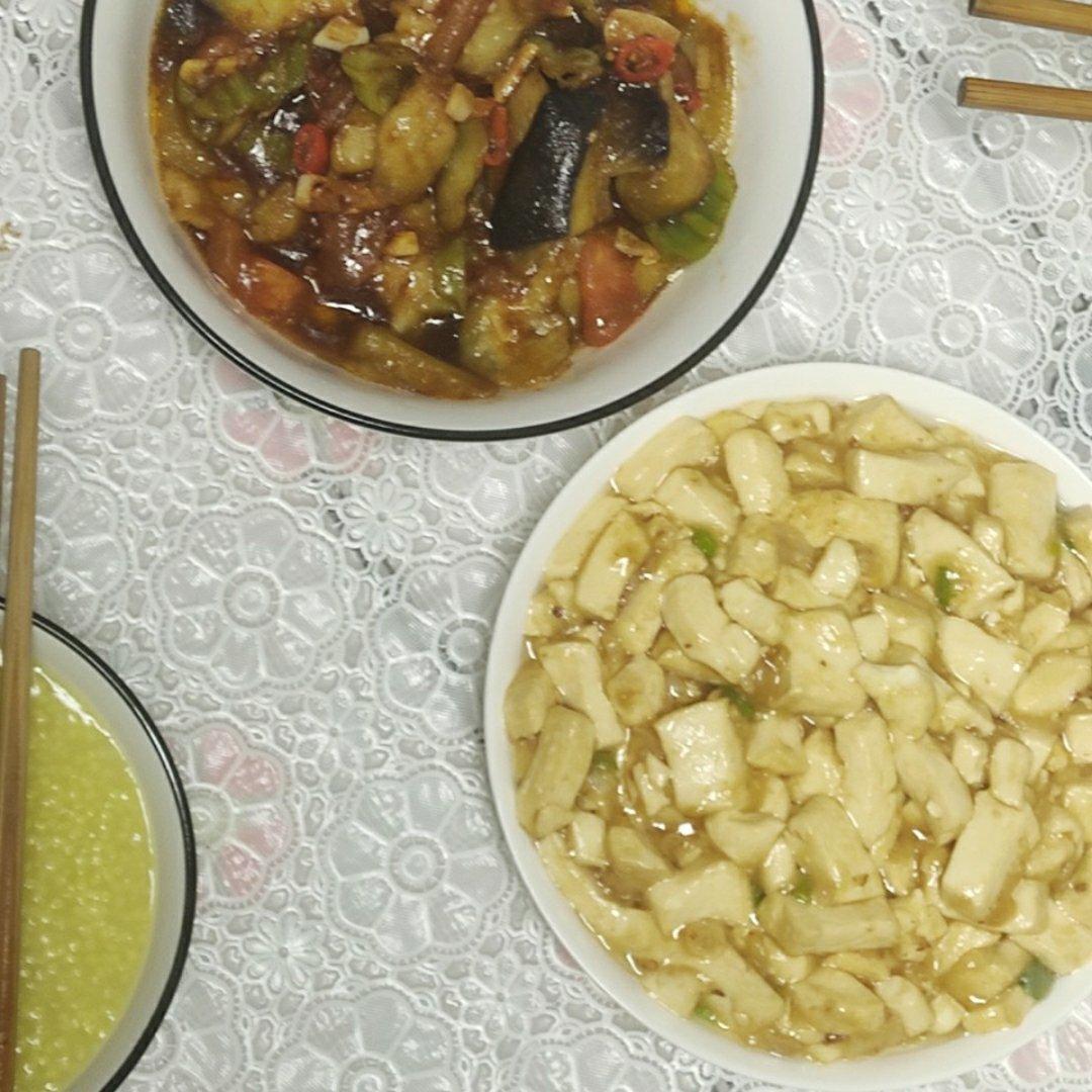 不放肉也超下饭的葱焖豆腐
