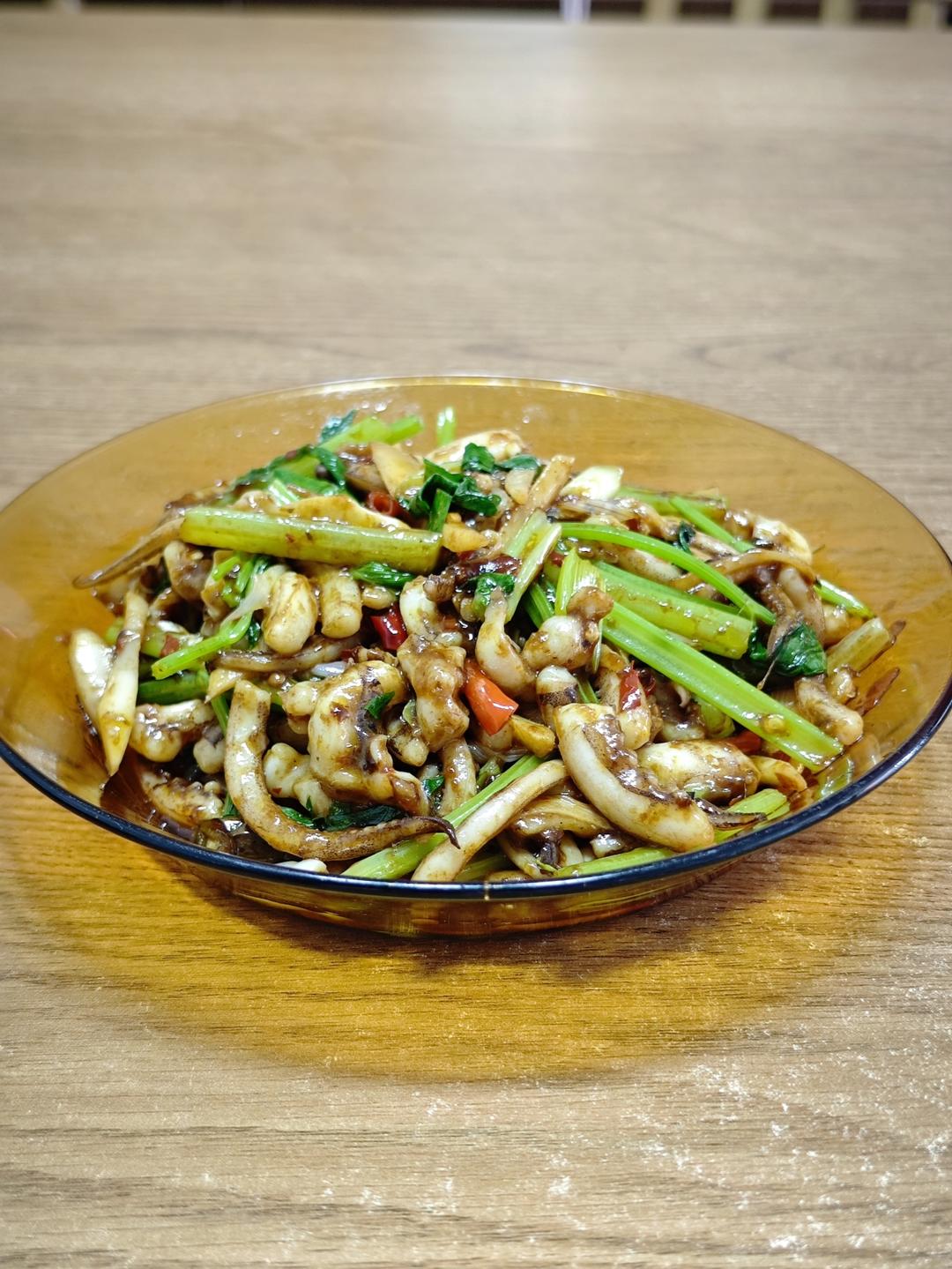 厨师长教你：“爆炒鱿鱼”的家常做法，口感爽脆，香辣过瘾