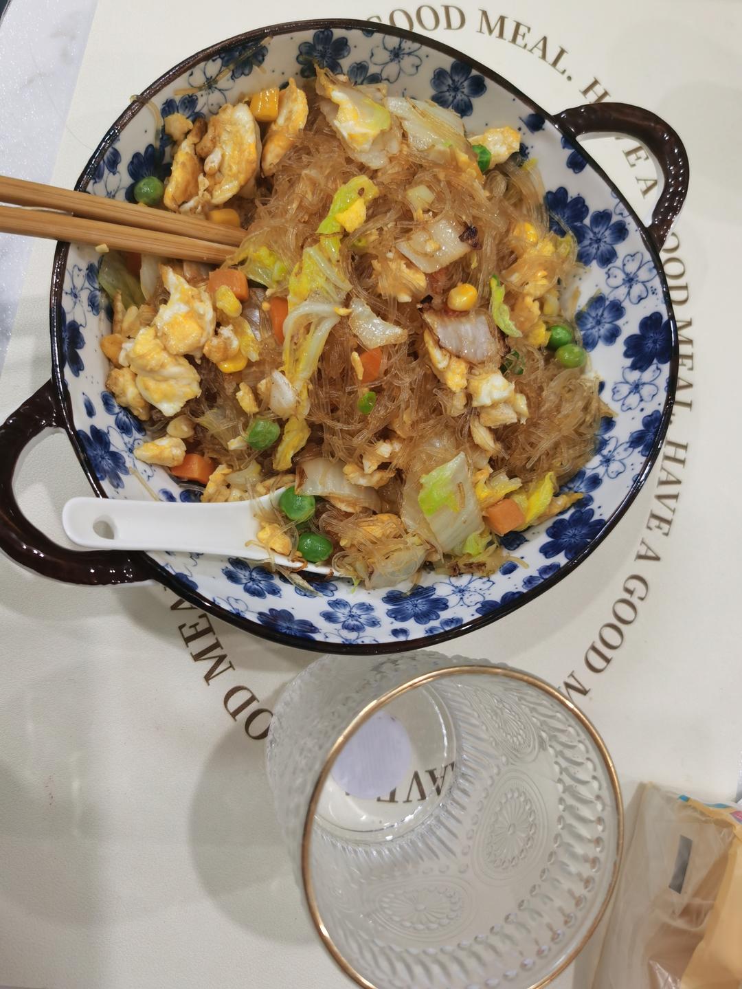 做鸡蛋炒粉丝，千万不要直接炒，多加一步，好看又好吃