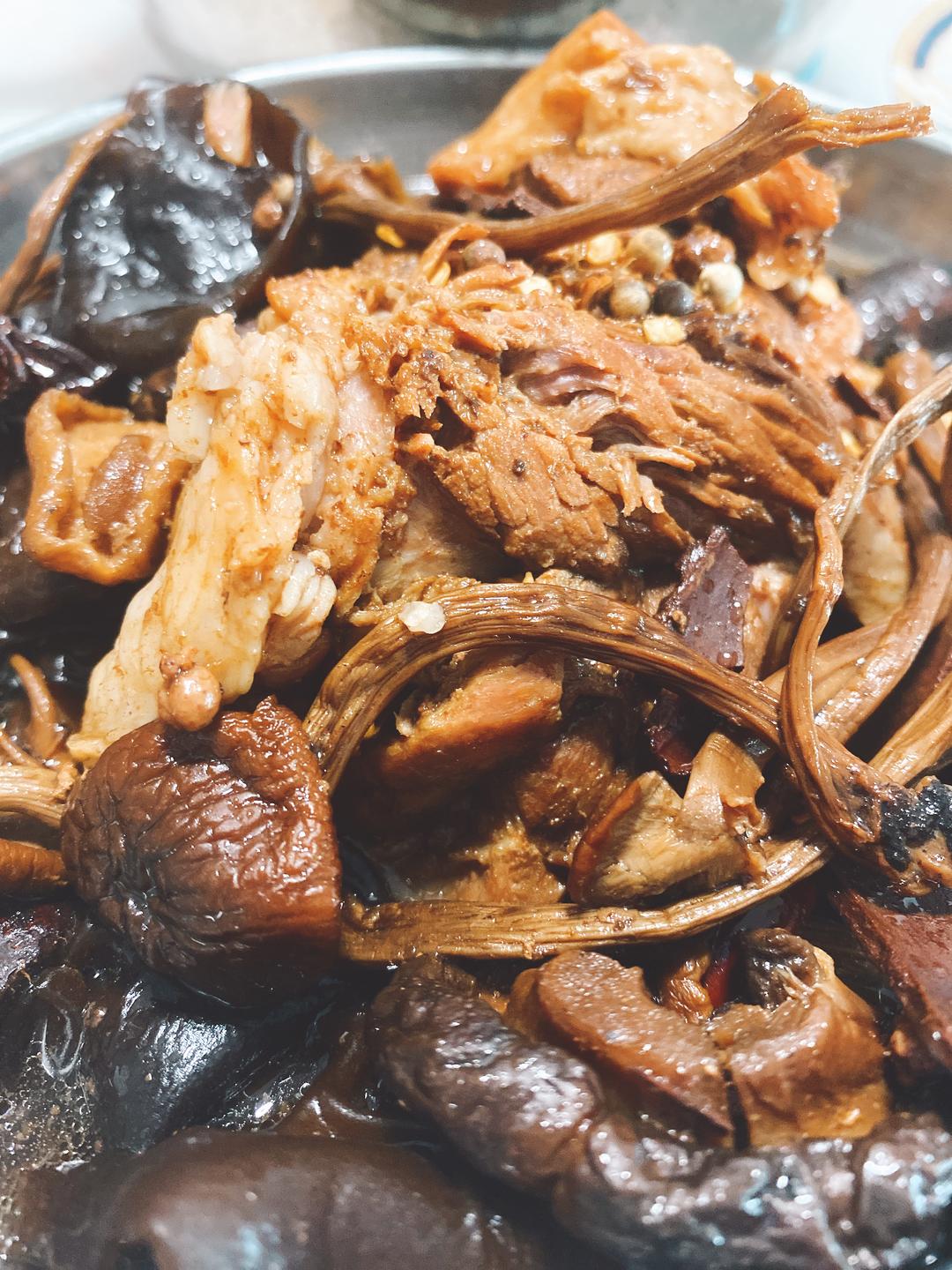 2人快手省事高压锅款红烧猪腿肉的做法