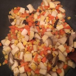 炒四丁之杏鲍菇胡萝卜爱上玉米青椒的做法 步骤5
