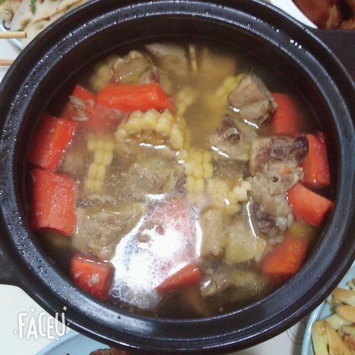 胡萝卜玉米排骨汤