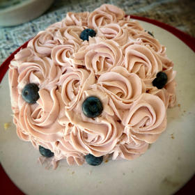草莓玫瑰蛋糕配草莓白巧马斯卡彭奶油和杏仁海绵蛋糕