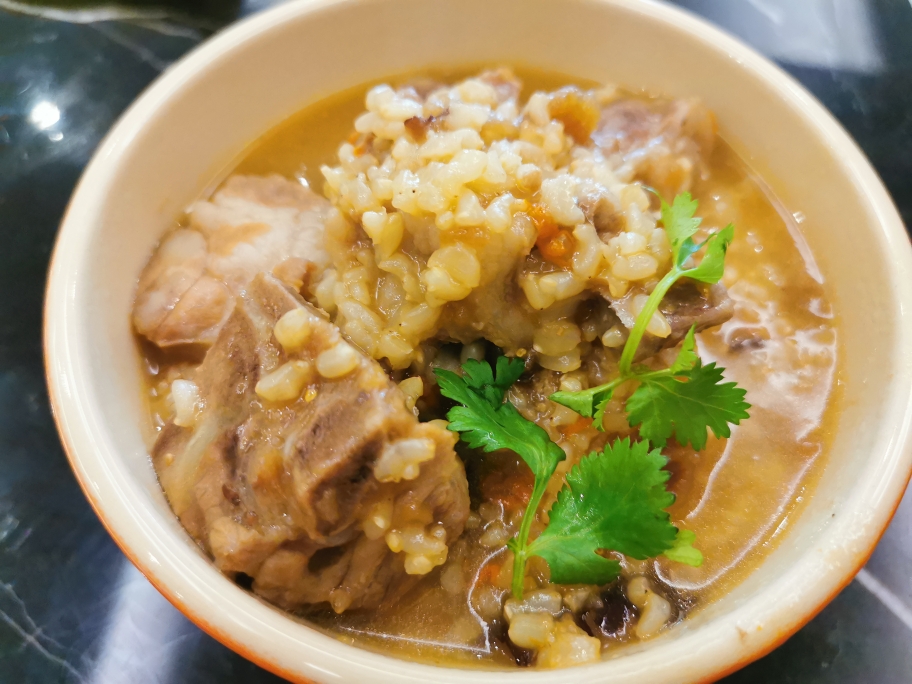 糙米排骨汤的做法