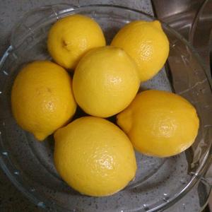 冰糖炖柠檬的做法 步骤1