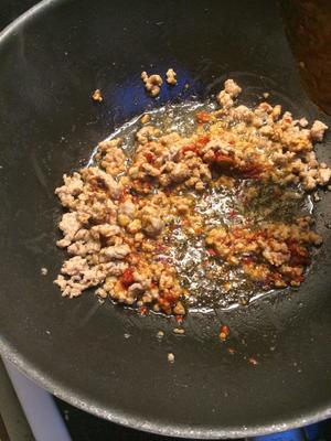 豆豉肉沫蒜香焖豆角的做法 步骤1