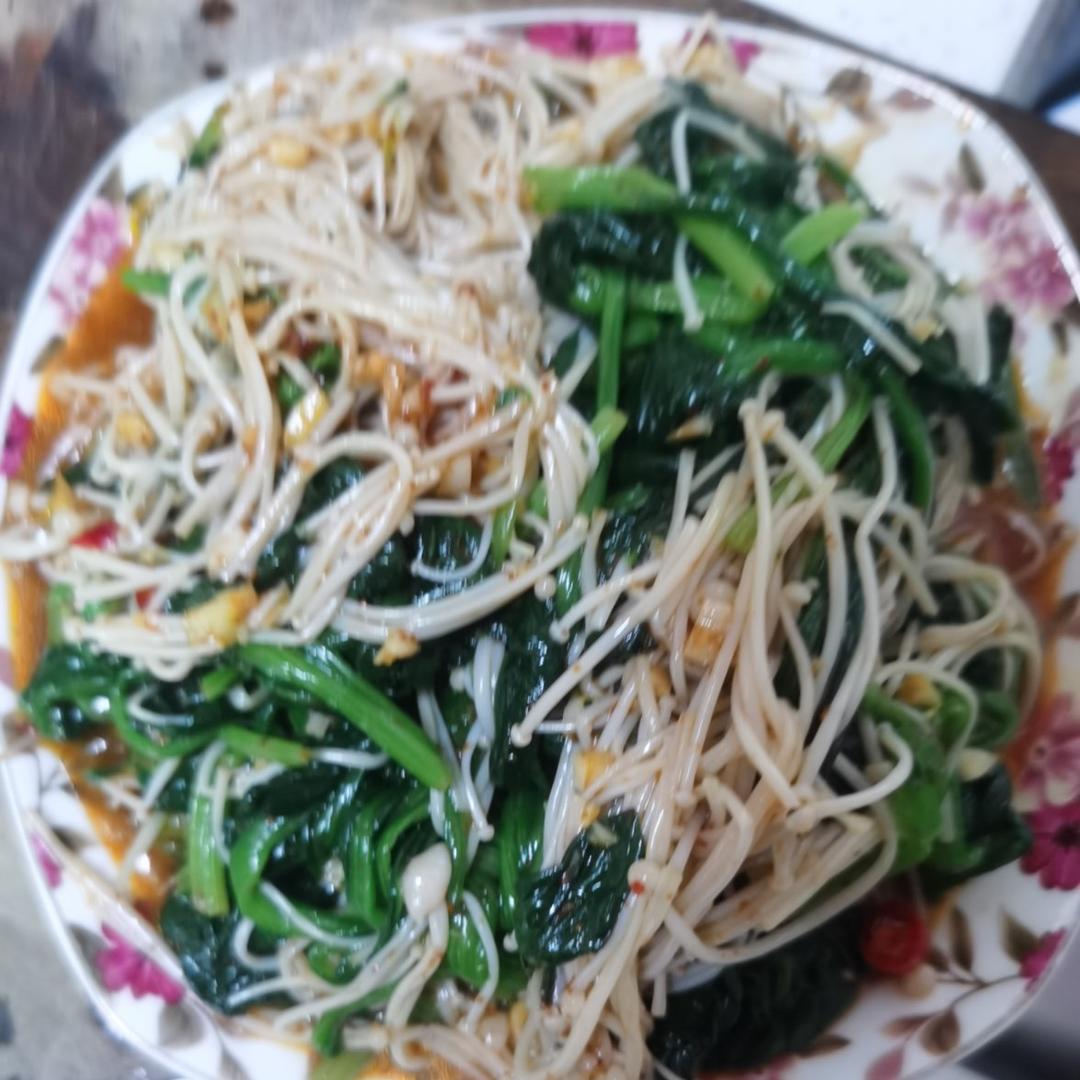 解馋减脂餐！酸辣开胃又下饭的菠菜拌金针菇