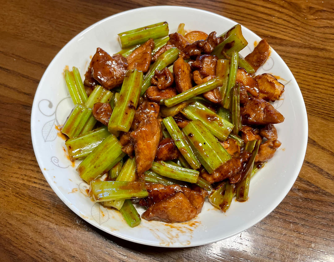 有点费米饭的芹菜炒肉