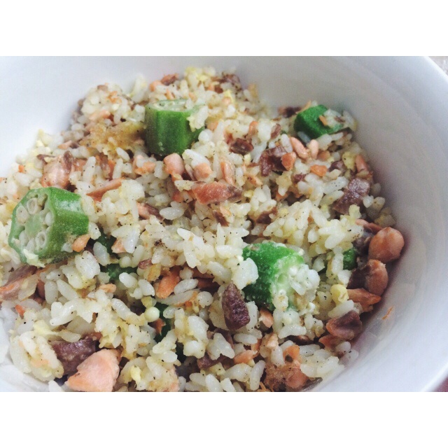 三文鱼秋葵蛋炒饭