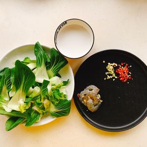 奶白鲜虾青菜汤的做法 步骤1