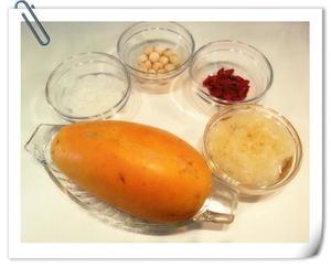 莲子银耳炖木瓜的做法 步骤1