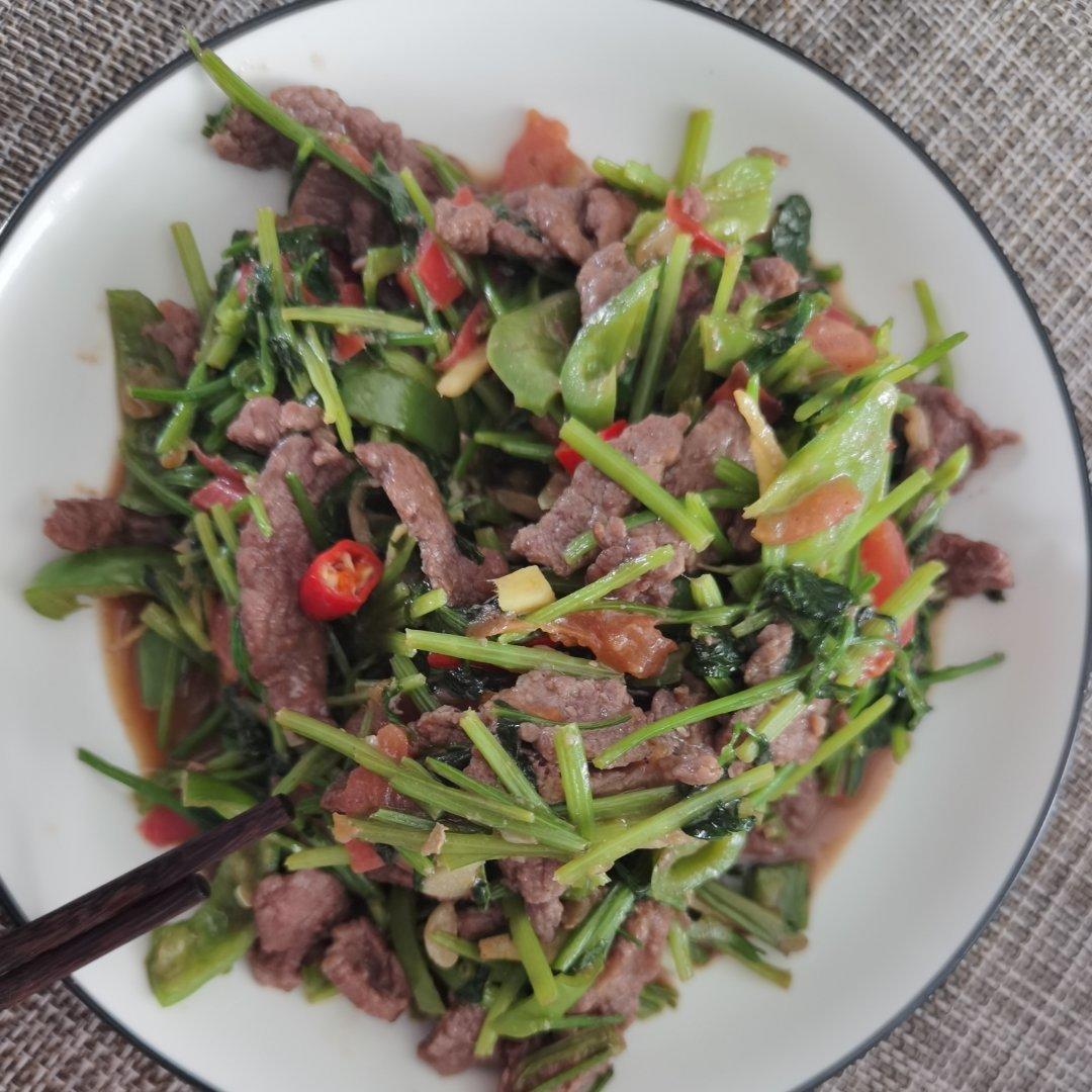 很嫩的小炒芹菜黄牛肉