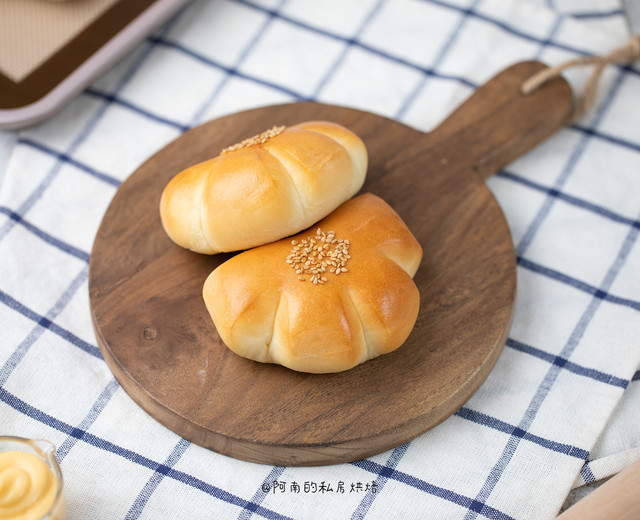造型简单易做的：卡仕达酱面包！