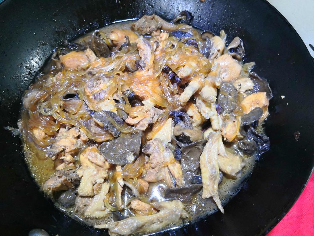 厨师长教你：“小鸡炖蘑菇”的家常做法，汤鲜肉美味，先收藏起来