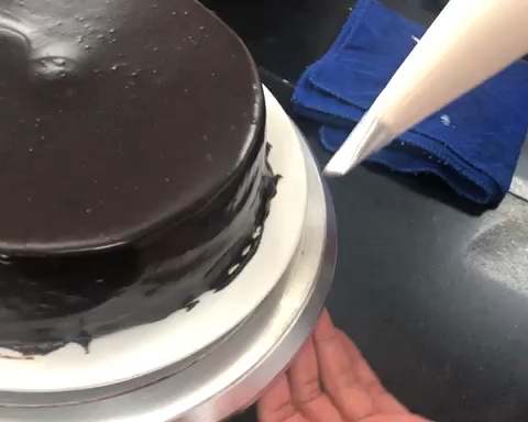 巧克力淋面装饰蛋糕。           巧克力装饰片、巧克力模塑。的做法 步骤3