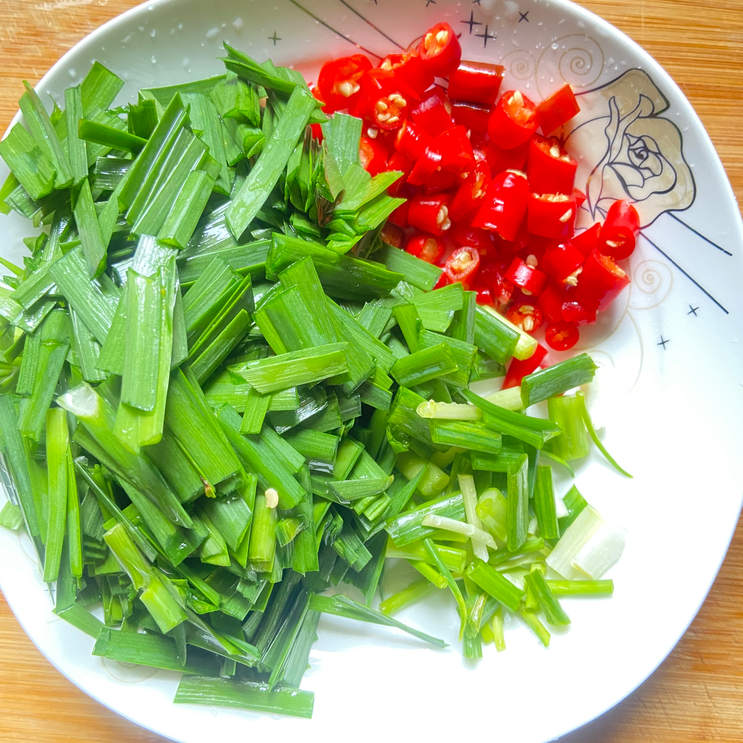 韭菜炒蚕豆米的做法 步骤2