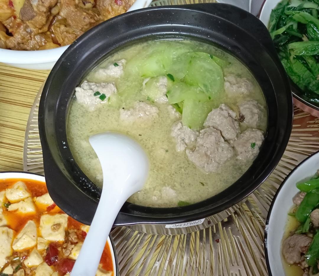 大口吃肉丸子的黄瓜鸡胸肉丸汤