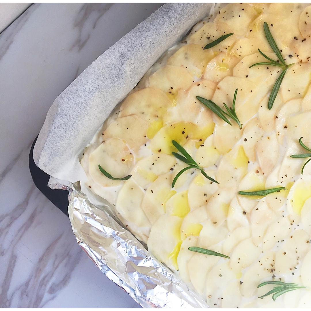 土豆迷迭香佛卡夏（附自制法式鲜奶油creme fraiche）