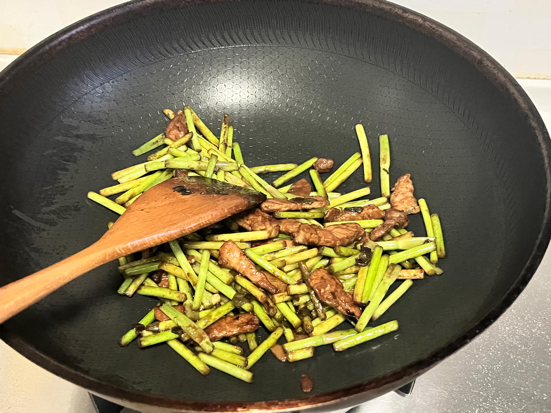 简单易做的下饭菜－蒜苔炒肉