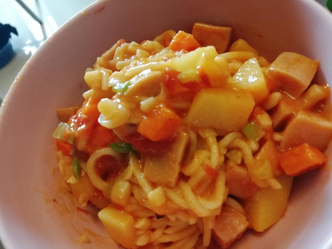土豆胡萝卜火腿焖面