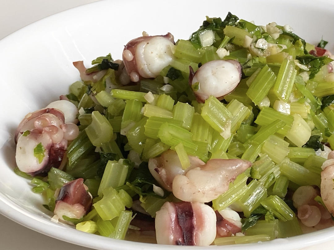 鲜美的芹菜炒八爪鱼腿腿
