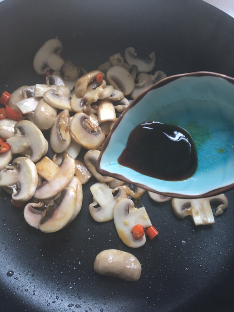 鲜掉眉毛的蚝油白蘑菇的做法 步骤3