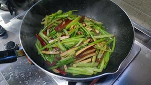 超简单的香干炒芹菜的做法 步骤5
