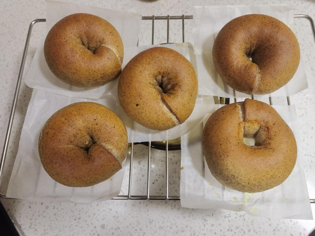 黑椒香肠全麦贝果