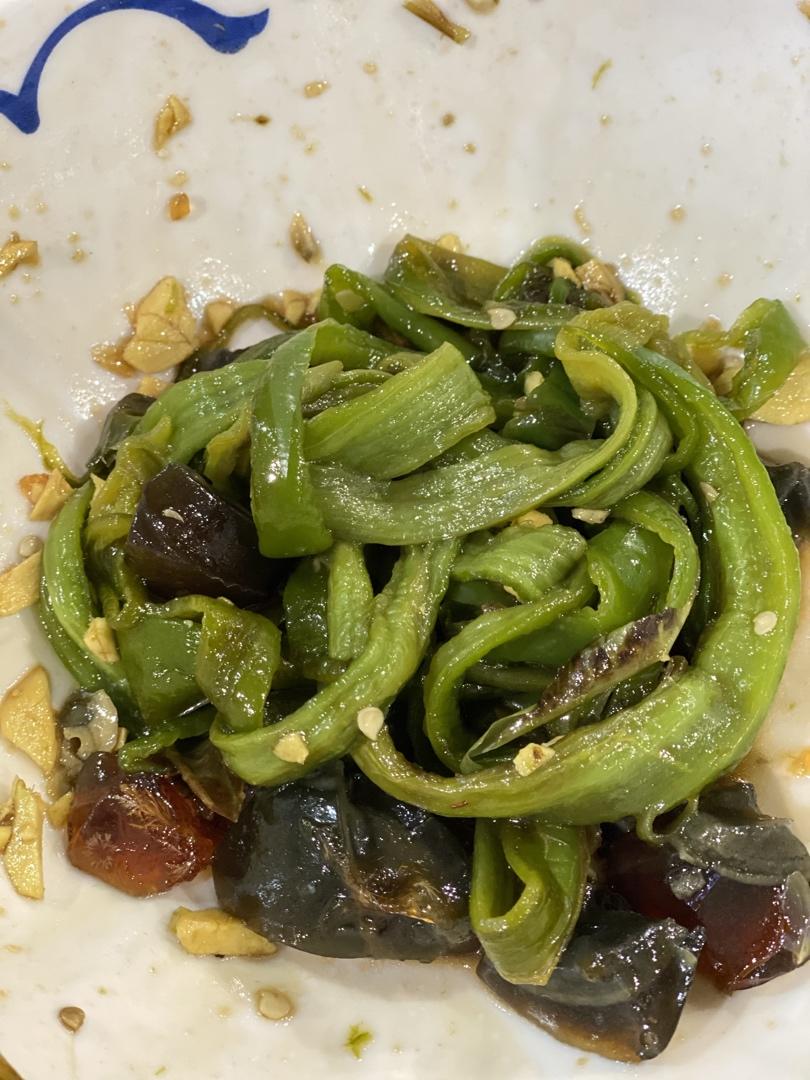 虎皮尖椒凉拌皮蛋
