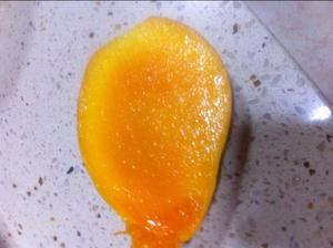 芒果泡奶的做法 步骤1