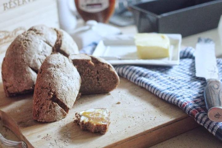 简单又健康的100%黑麦面包（黑裸麦与黑小麦）