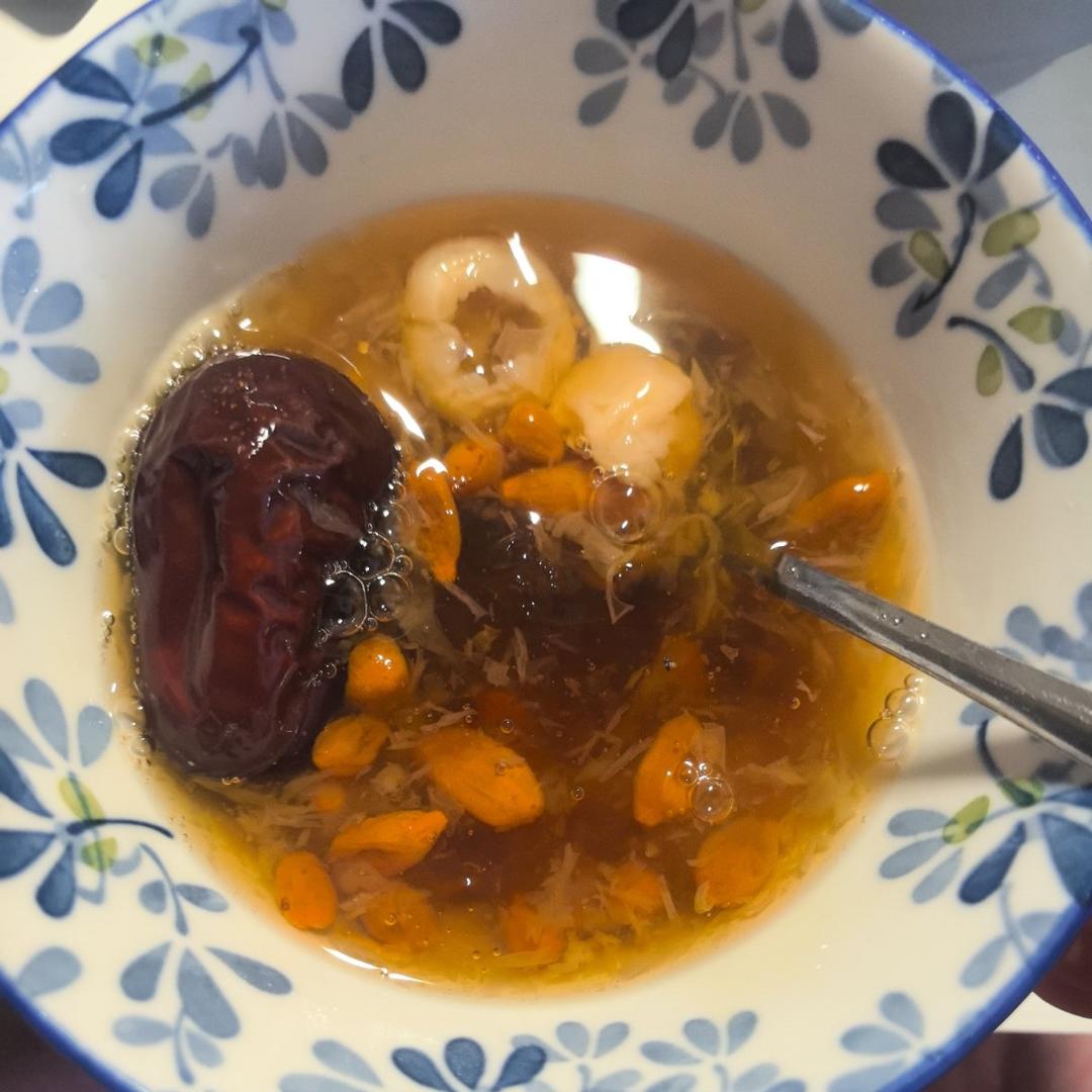 桃胶银耳红枣羹