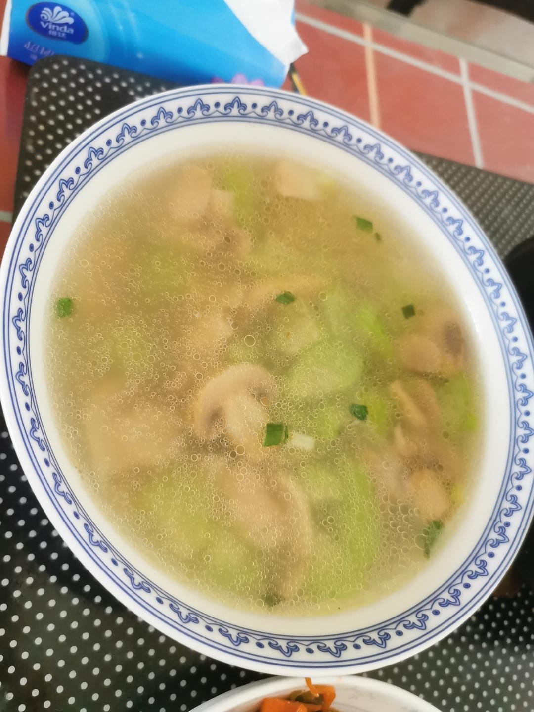 汤鲜味美！适合天热喝的刮油神汤～丝瓜蘑菇汤