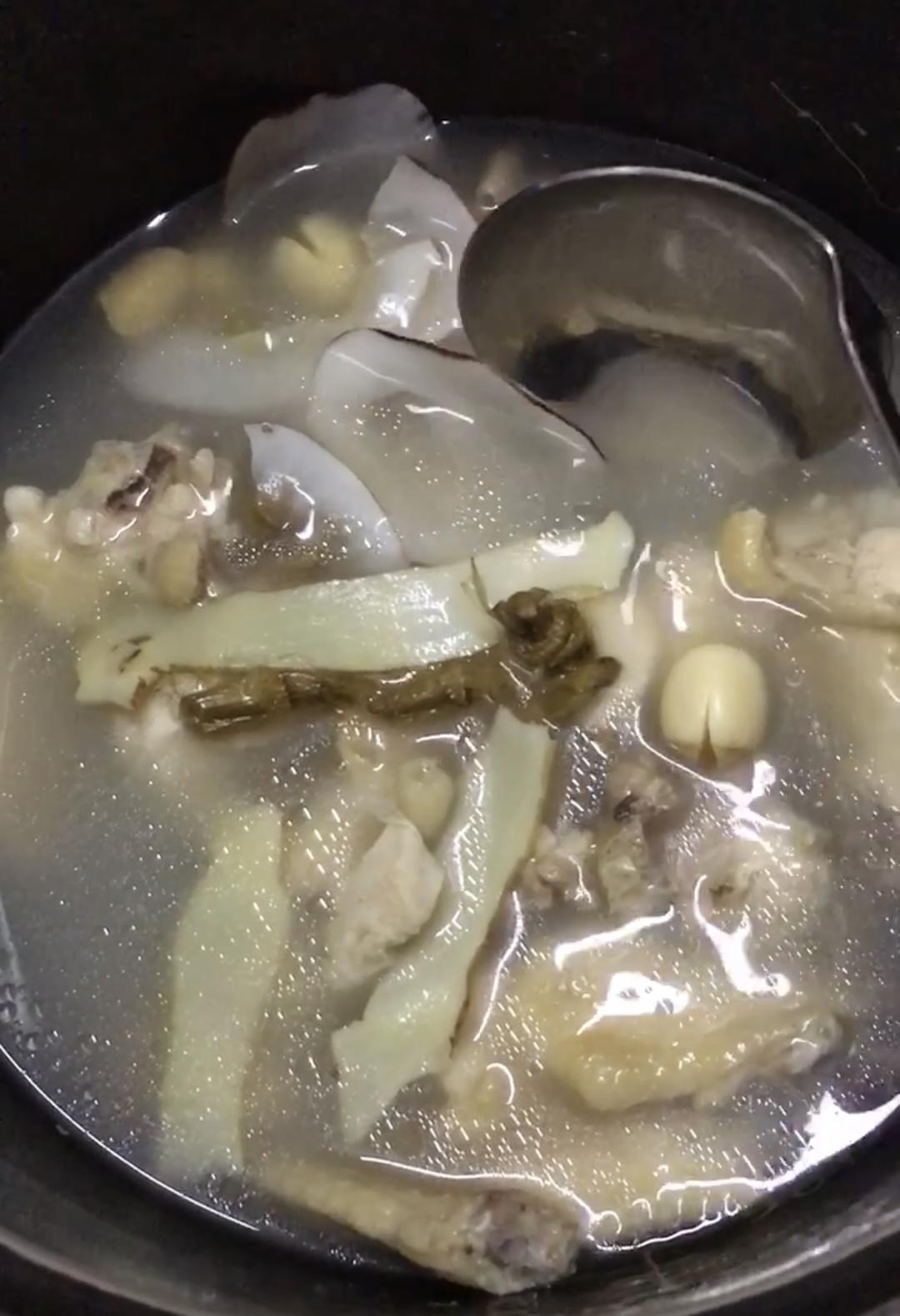 秋冬季节润燥汤～海底椰石斛汤