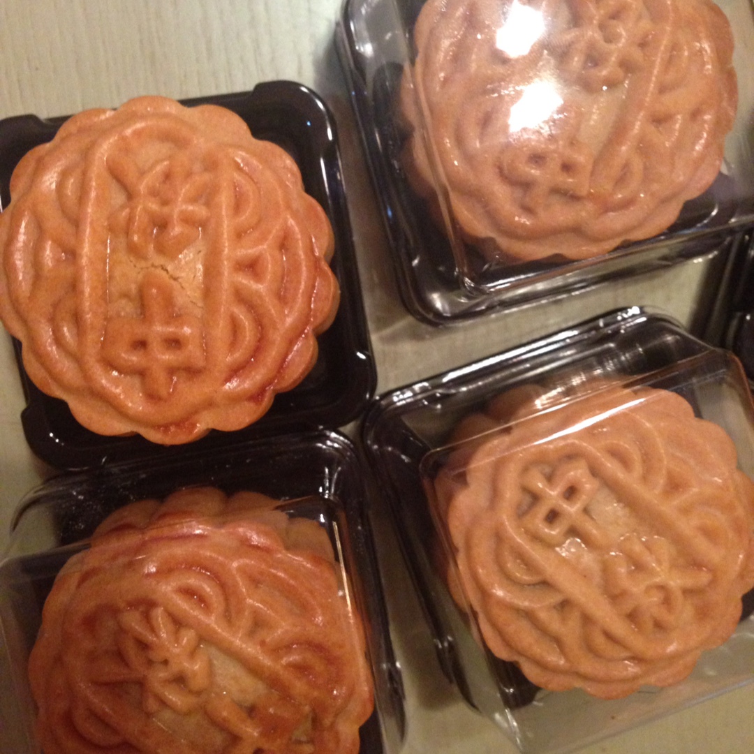 广式月饼—蛋黄莲蓉月饼