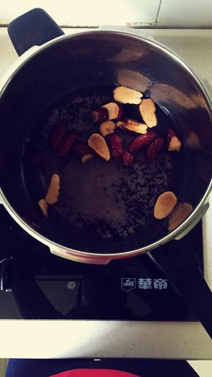 花生葡萄干红枣黑米粥的做法 步骤2