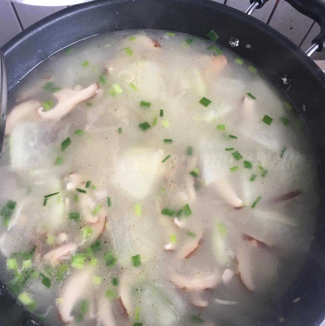 时蔬银鱼汤