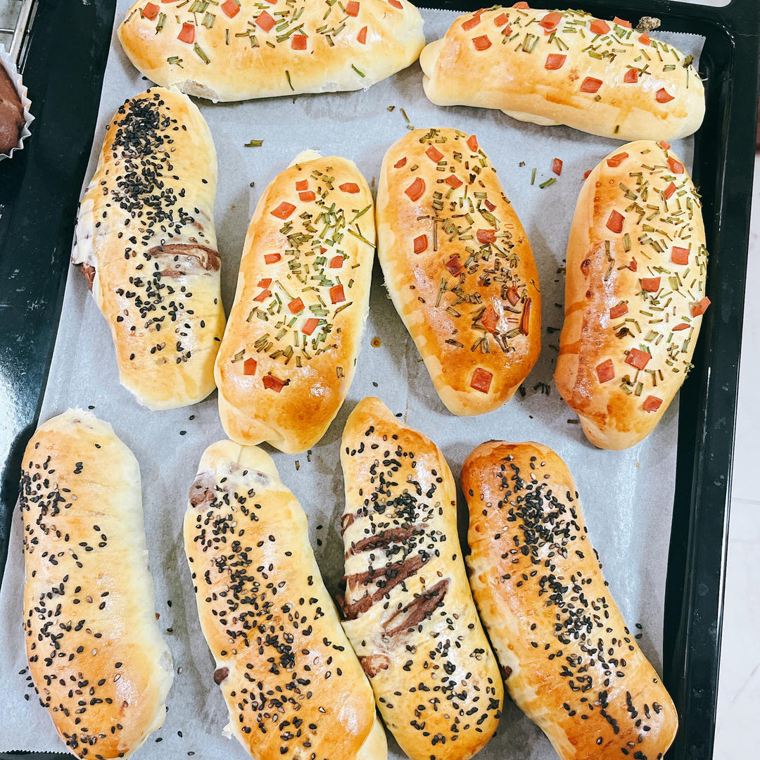 松软可口的红豆沙面包卷