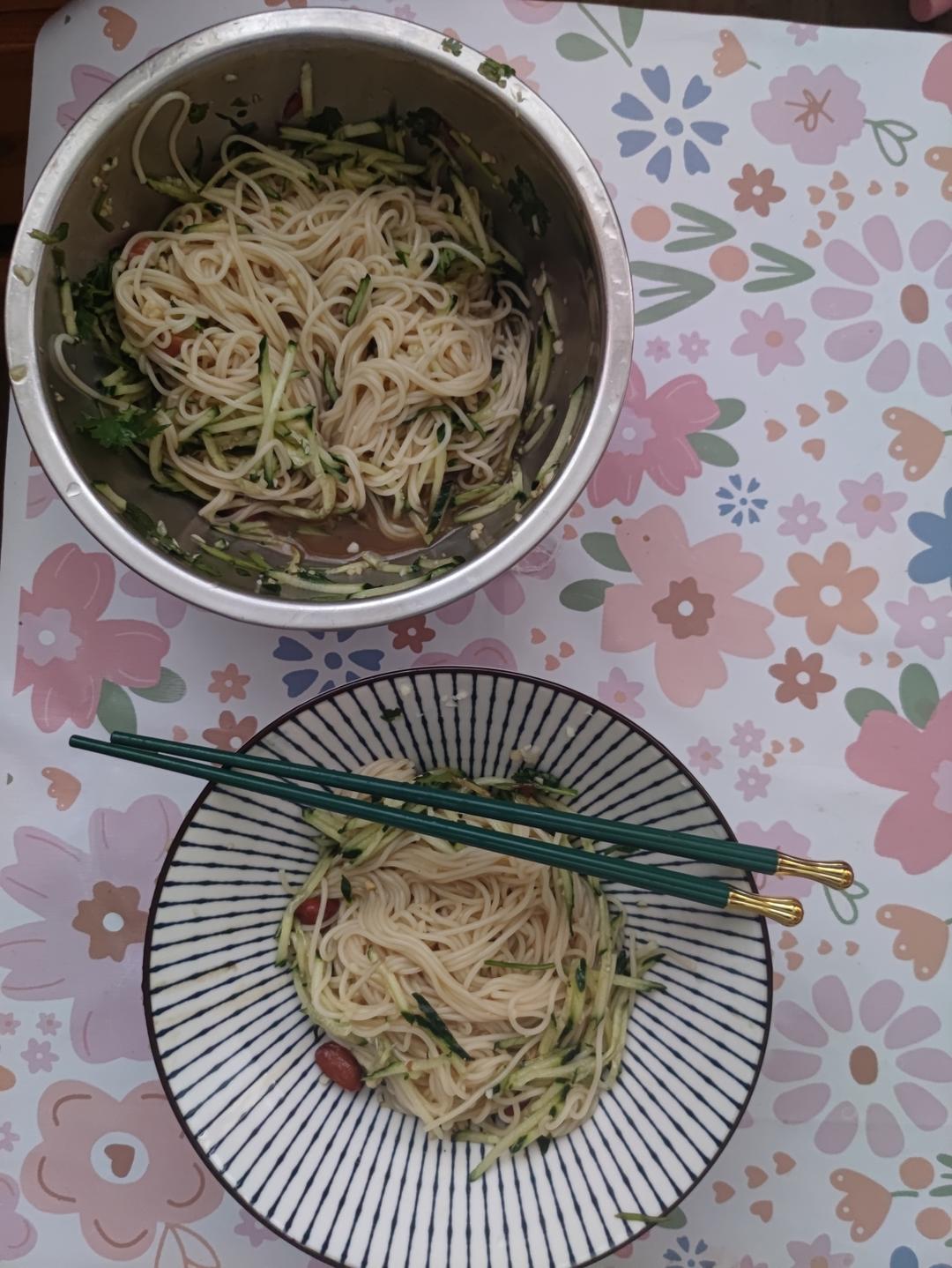 酸辣爽口的凉拌面！保证吃一次就上瘾