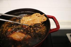 铸铁锅卤牛肉-太太乐原味鲜酱油的做法 步骤7