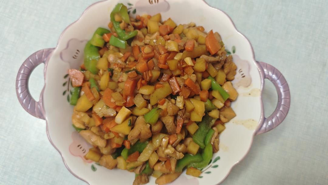 土豆和鸡腿的美味组合😋三丁炒鸡腿肉吃起来