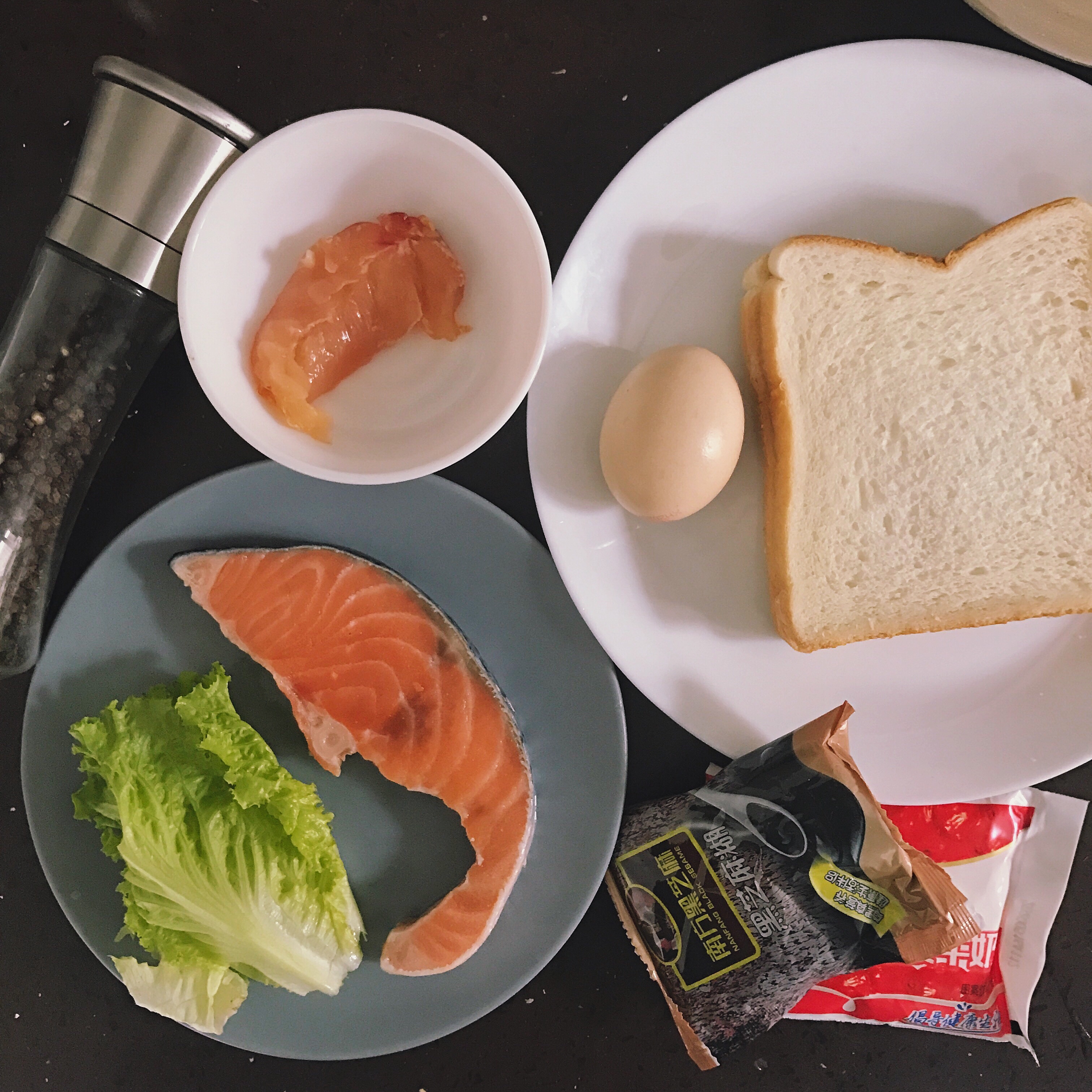 鸡小胸蔬菜三明治+黑胡椒三文鱼！跟我一起健康吃早餐吧！的做法 步骤1