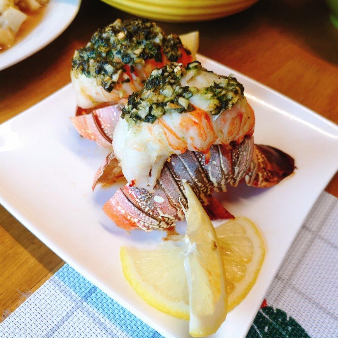 柠檬大蒜烤龙虾尾