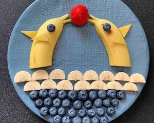 水果拼盘创意海豚香蕉水果切的做法 步骤1