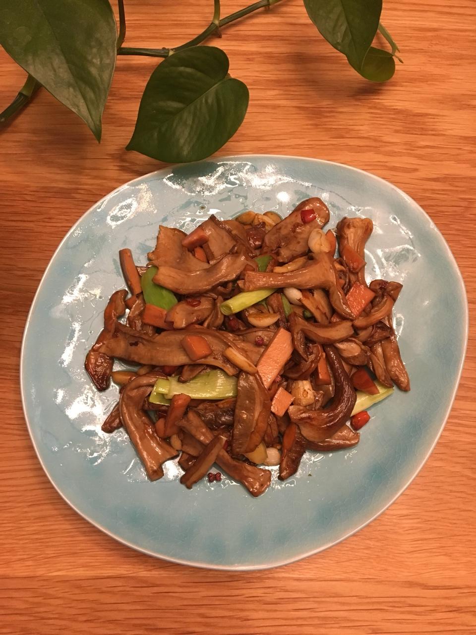 小炒牛肝菌