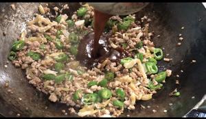 肉沫榨菜炸酱面 加入了虾皮和杭椒，滋味丰富，拌面最香的做法 步骤8